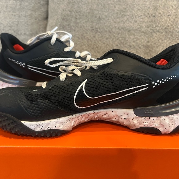 Nike Alpha Hurache Men’s size 10 turf shoes, black & white, excellent condition - Picture 2 of 6